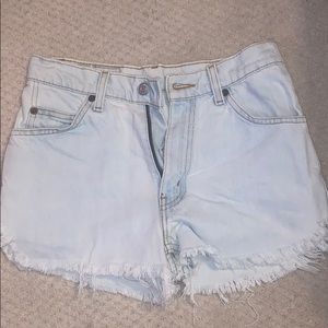 Light Wash Levi’s Scalloped Hem Denim Shorts